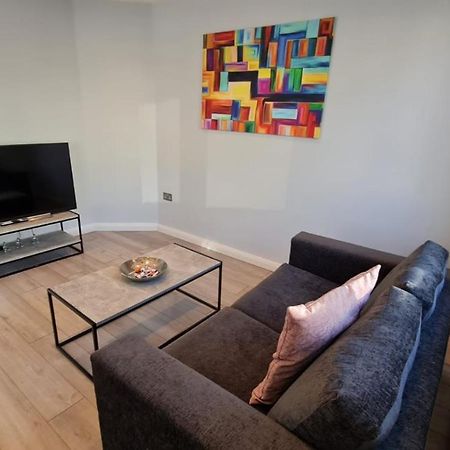 Cosy Flats Near Heathrow, Group Bookings Available With Parking Space Hounslow Esterno foto