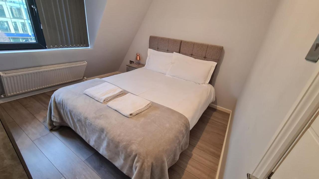 Cosy Flats Near Heathrow, Group Bookings Available With Parking Space Hounslow Esterno foto