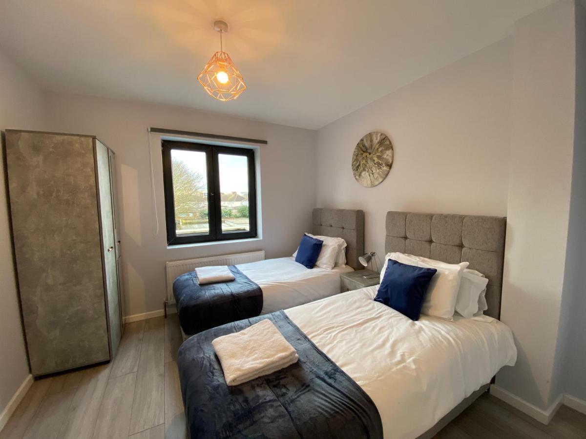 Cosy Flats Near Heathrow, Group Bookings Available With Parking Space Hounslow Esterno foto