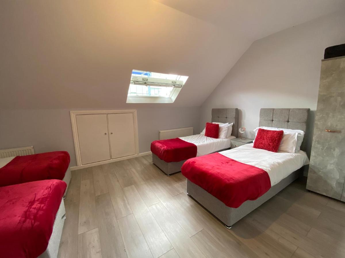 Cosy Flats Near Heathrow, Group Bookings Available With Parking Space Hounslow Esterno foto