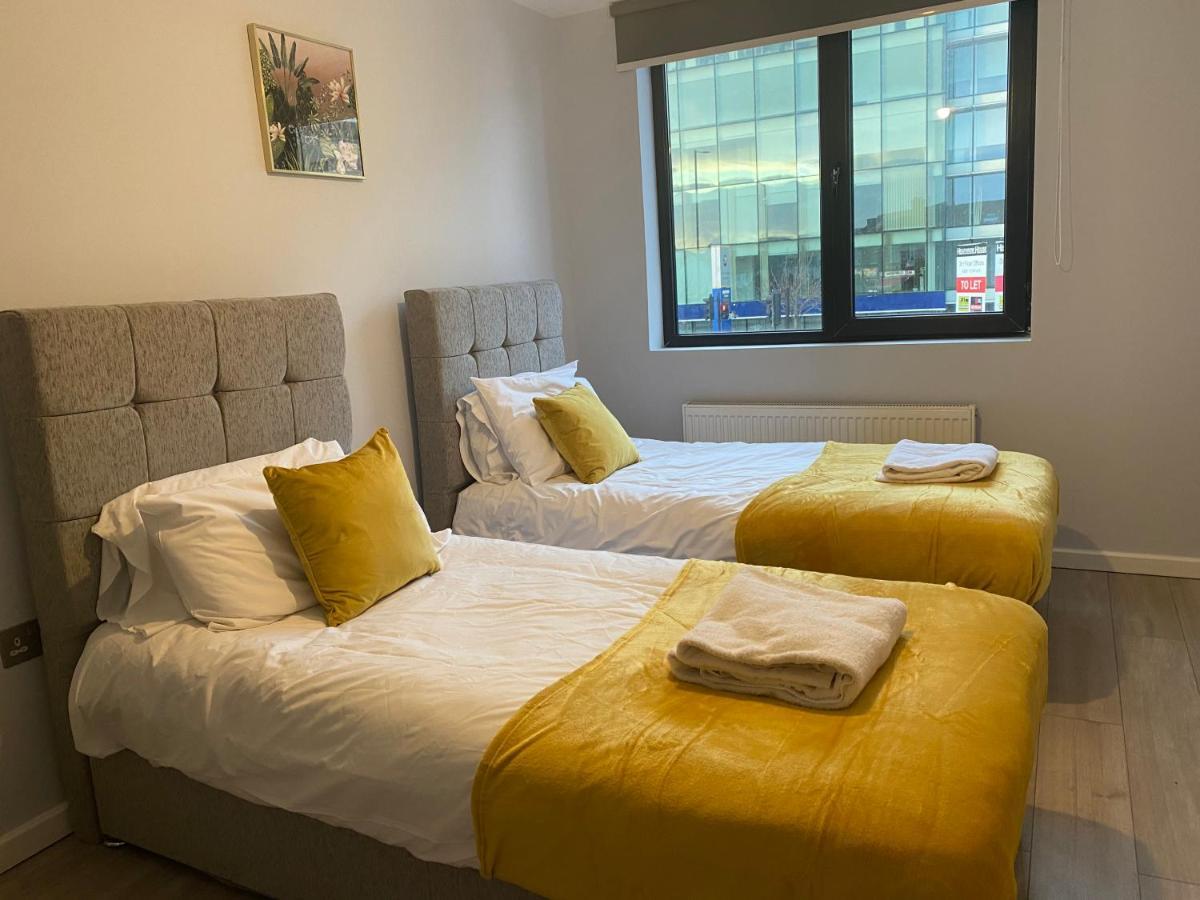 Cosy Flats Near Heathrow, Group Bookings Available With Parking Space Hounslow Esterno foto
