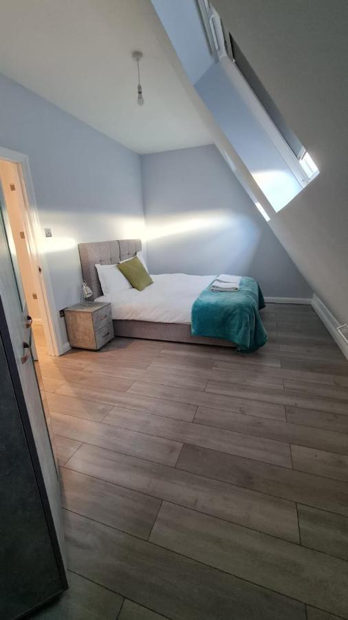 Cosy Flats Near Heathrow, Group Bookings Available With Parking Space Hounslow Esterno foto