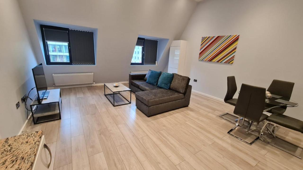 Cosy Flats Near Heathrow, Group Bookings Available With Parking Space Hounslow Esterno foto