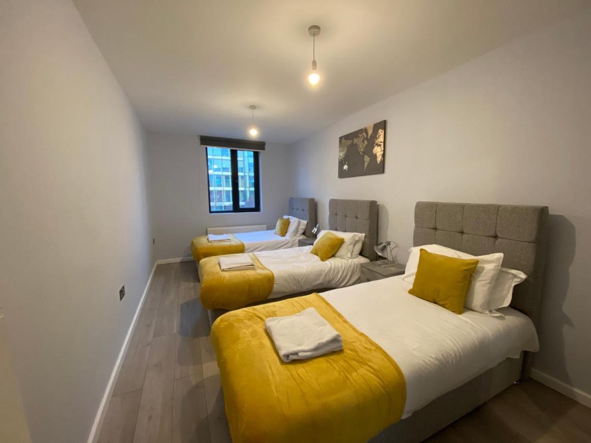 Cosy Flats Near Heathrow, Group Bookings Available With Parking Space Hounslow Esterno foto