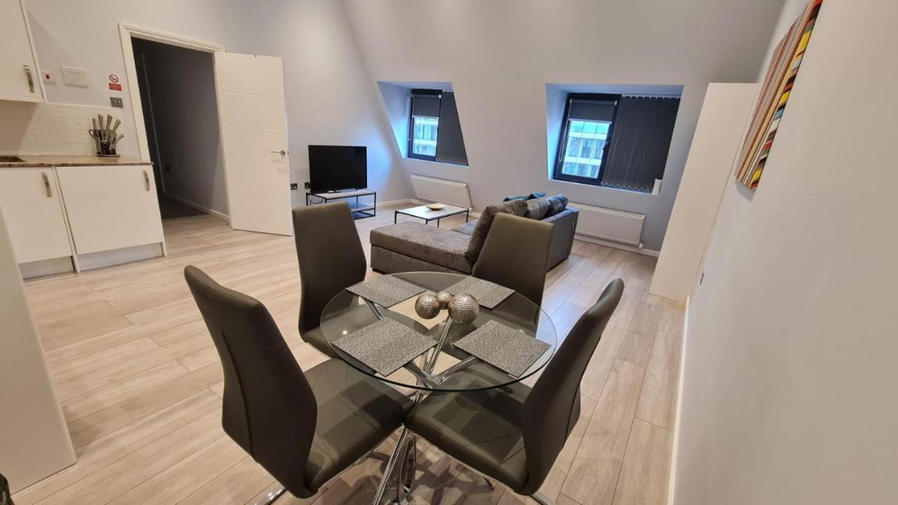 Cosy Flats Near Heathrow, Group Bookings Available With Parking Space Hounslow Esterno foto