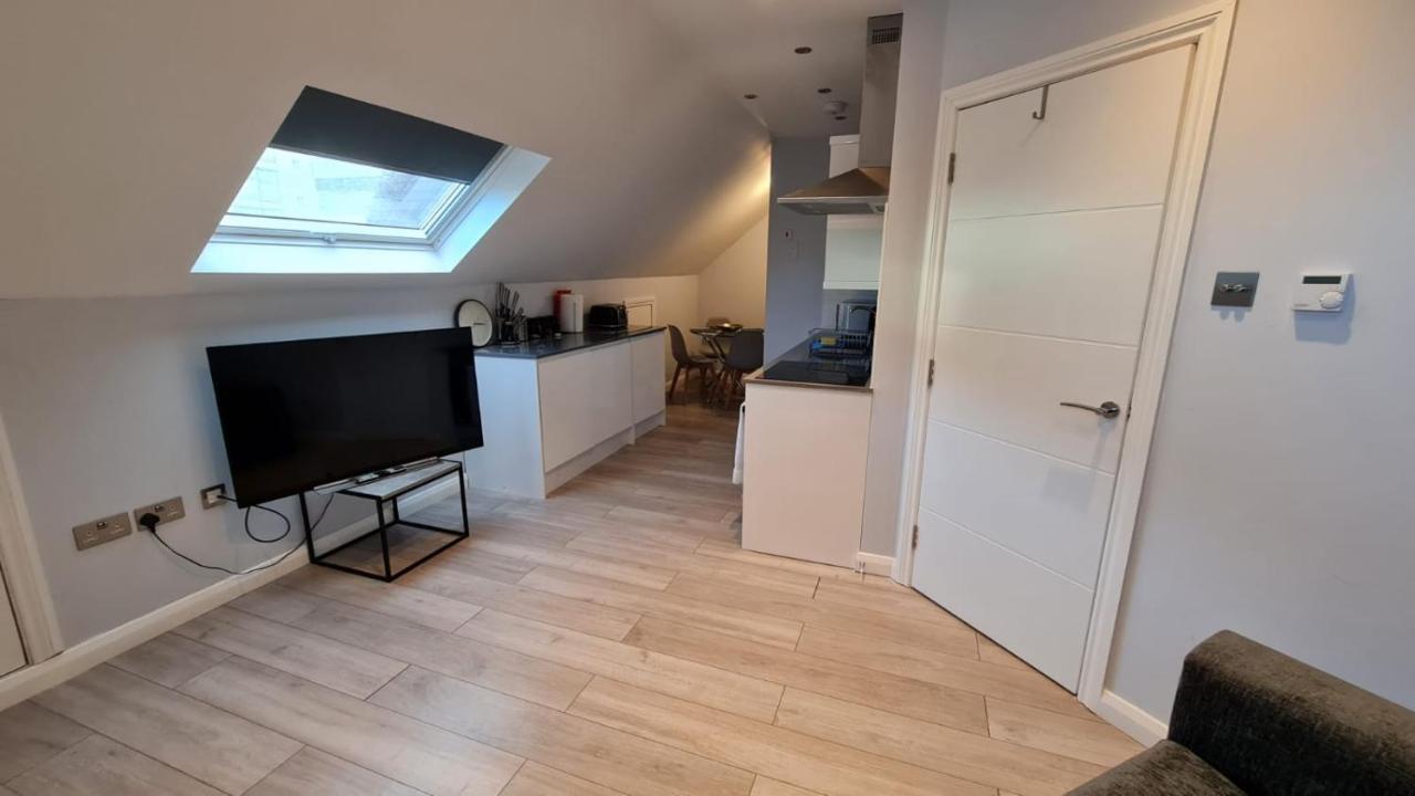 Cosy Flats Near Heathrow, Group Bookings Available With Parking Space Hounslow Esterno foto