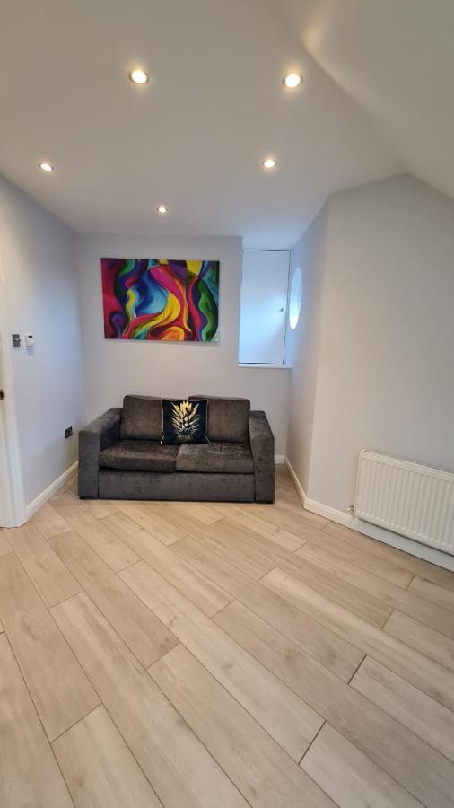 Cosy Flats Near Heathrow, Group Bookings Available With Parking Space Hounslow Esterno foto