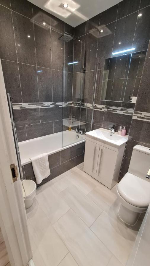 Cosy Flats Near Heathrow, Group Bookings Available With Parking Space Hounslow Esterno foto