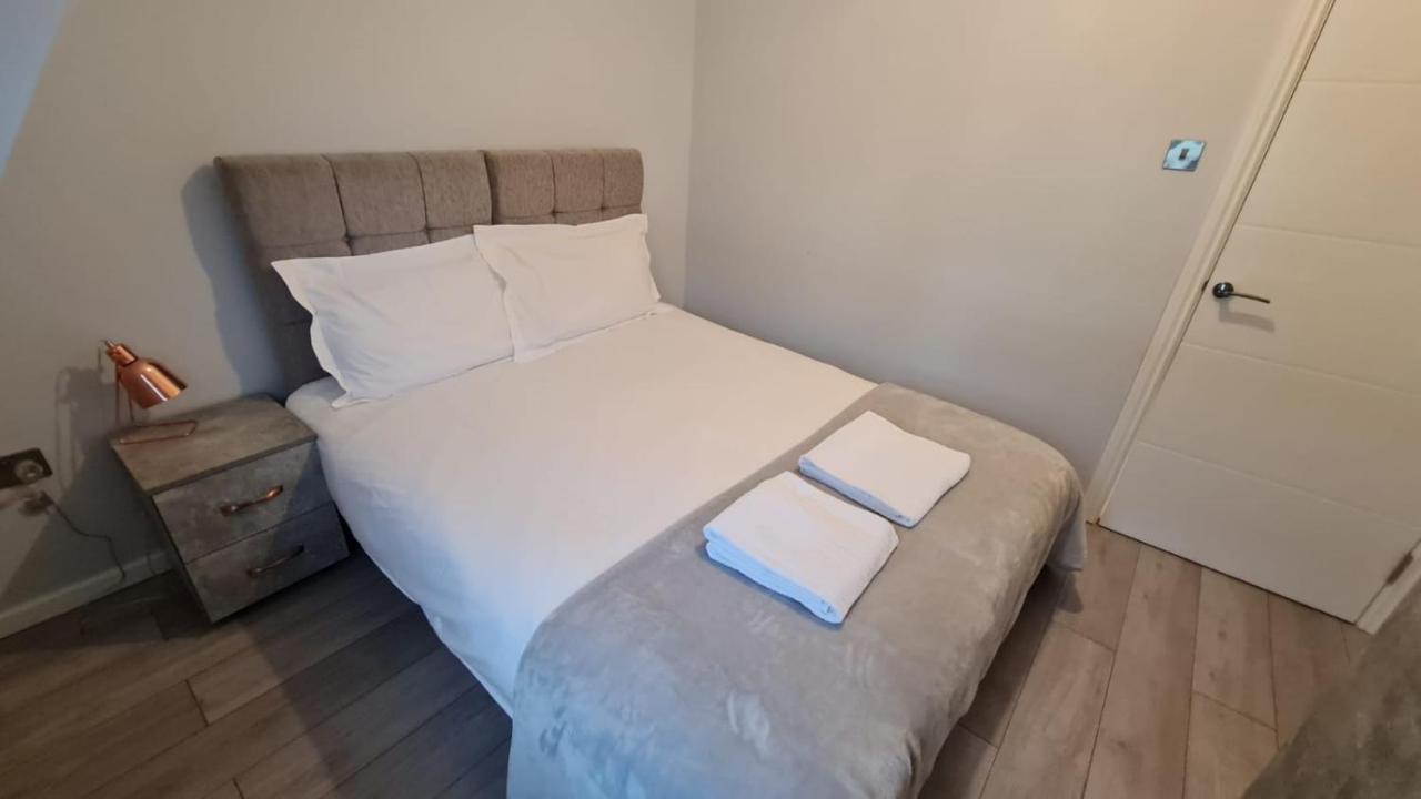 Cosy Flats Near Heathrow, Group Bookings Available With Parking Space Hounslow Esterno foto