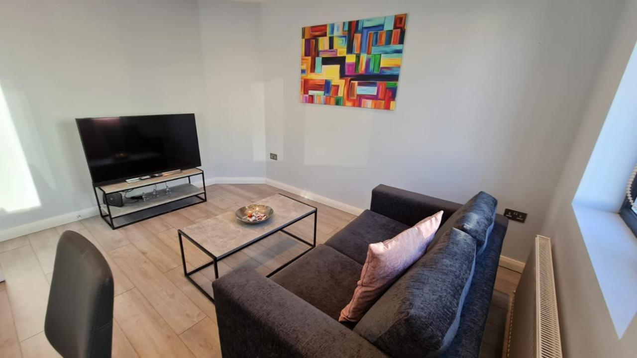 Cosy Flats Near Heathrow, Group Bookings Available With Parking Space Hounslow Esterno foto