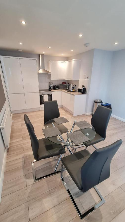 Cosy Flats Near Heathrow, Group Bookings Available With Parking Space Hounslow Esterno foto