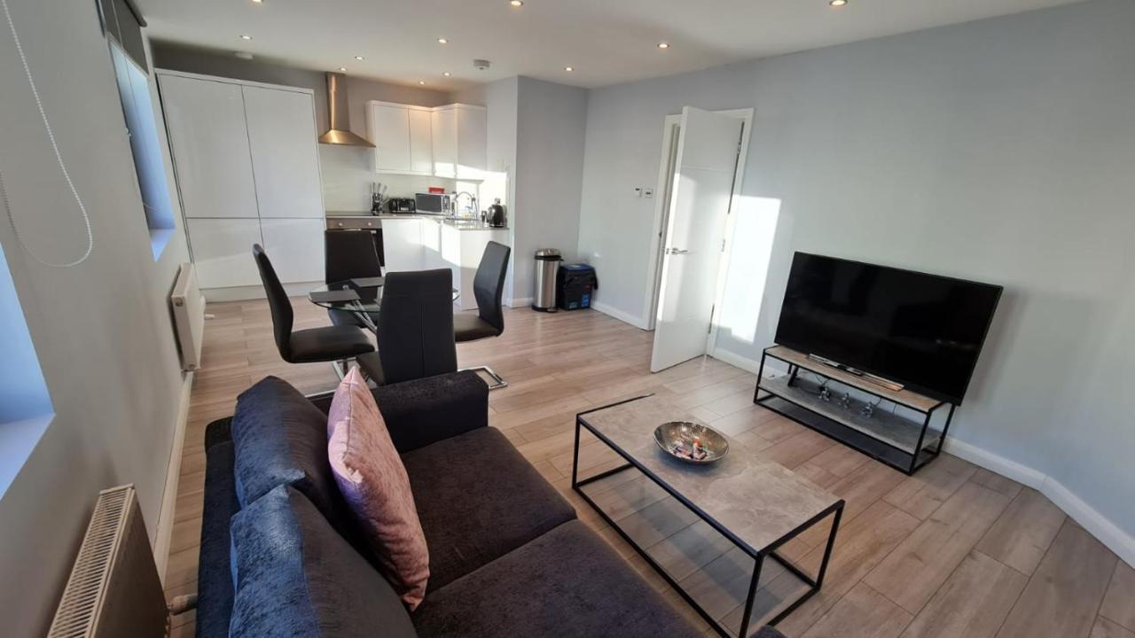 Cosy Flats Near Heathrow, Group Bookings Available With Parking Space Hounslow Esterno foto
