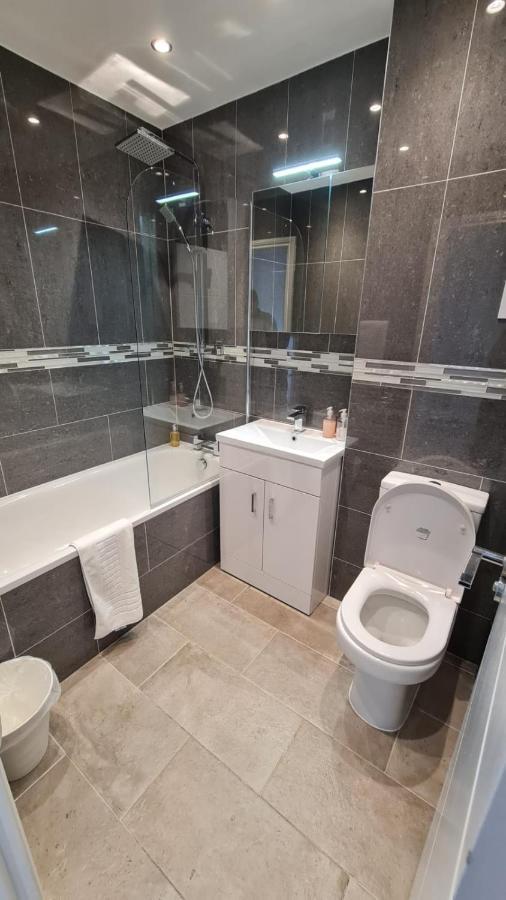 Cosy Flats Near Heathrow, Group Bookings Available With Parking Space Hounslow Esterno foto