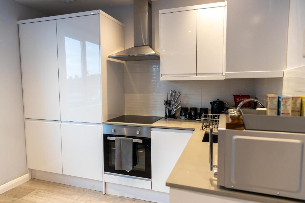 Cosy Flats Near Heathrow, Group Bookings Available With Parking Space Hounslow Esterno foto