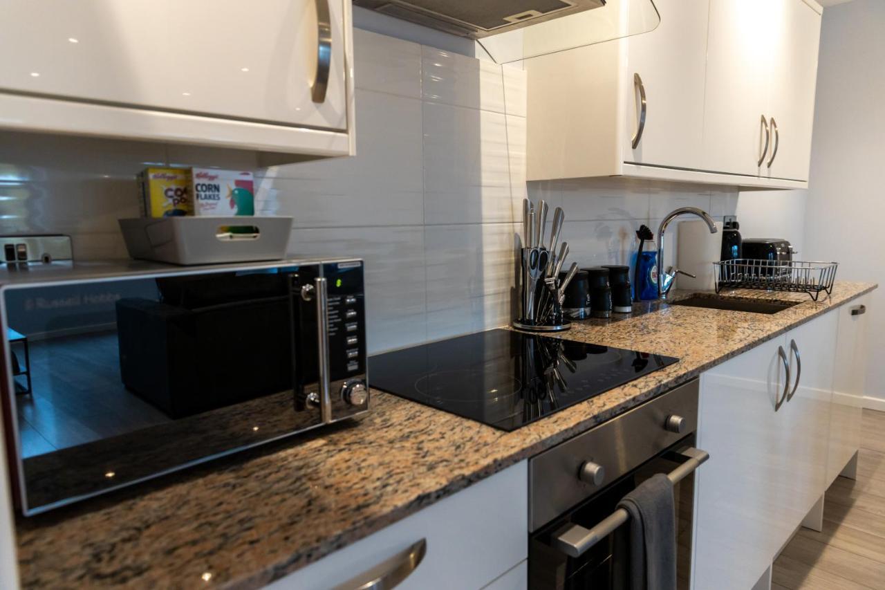 Cosy Flats Near Heathrow, Group Bookings Available With Parking Space Hounslow Esterno foto