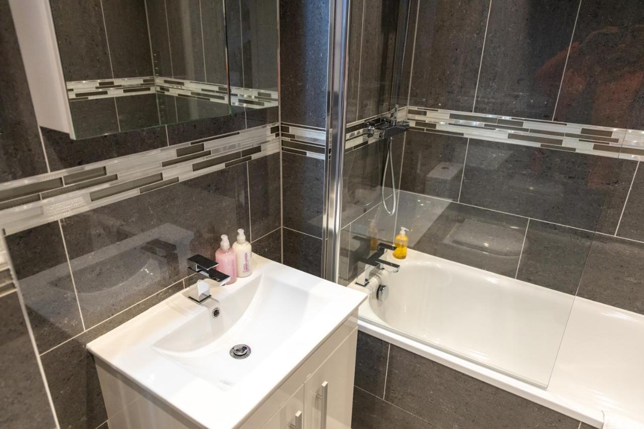 Cosy Flats Near Heathrow, Group Bookings Available With Parking Space Hounslow Esterno foto