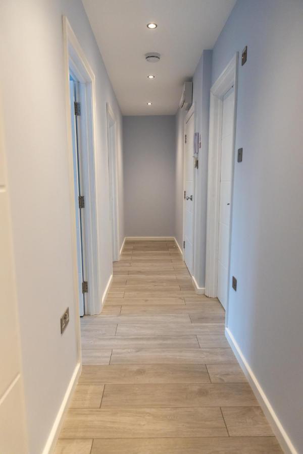 Cosy Flats Near Heathrow, Group Bookings Available With Parking Space Hounslow Esterno foto