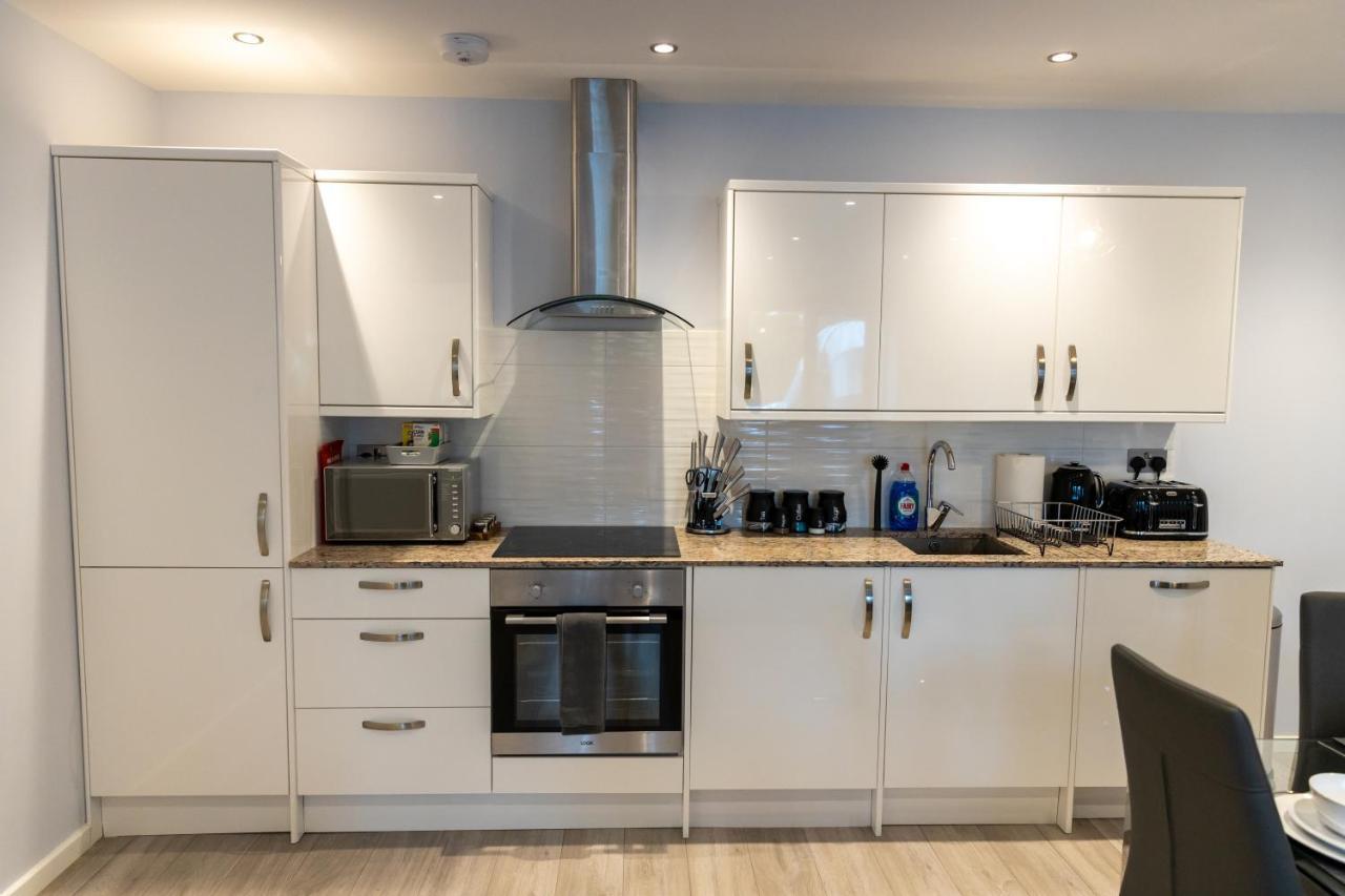 Cosy Flats Near Heathrow, Group Bookings Available With Parking Space Hounslow Esterno foto