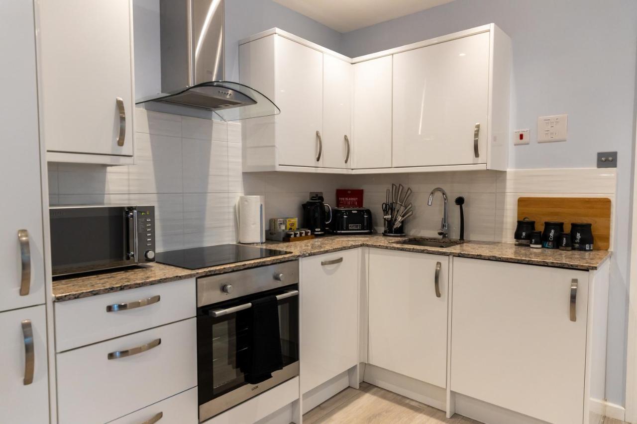 Cosy Flats Near Heathrow, Group Bookings Available With Parking Space Hounslow Esterno foto