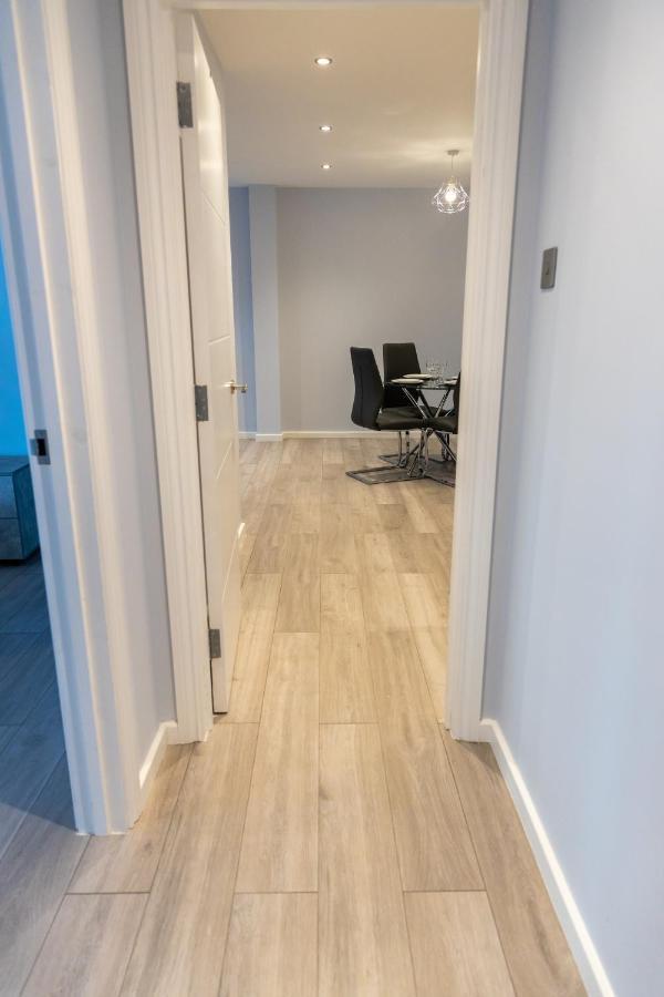 Cosy Flats Near Heathrow, Group Bookings Available With Parking Space Hounslow Esterno foto