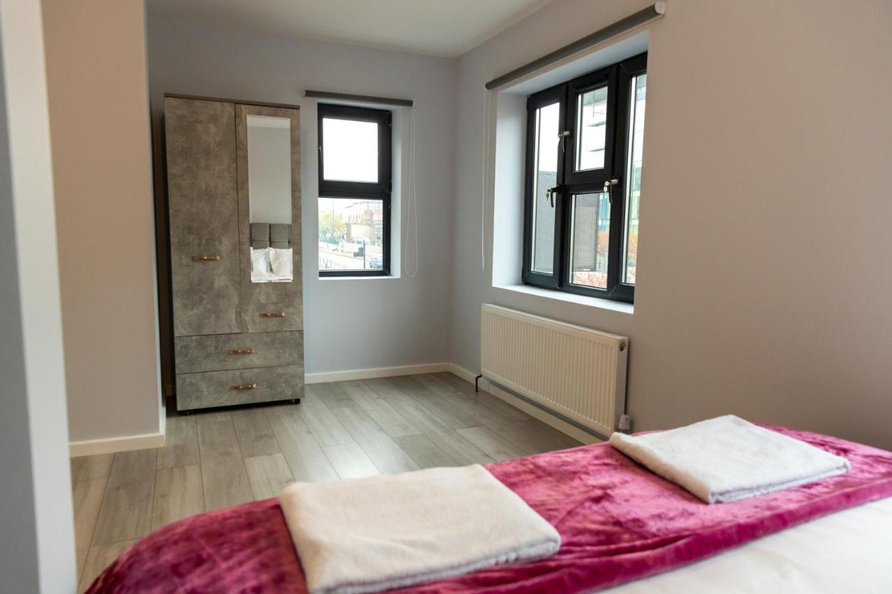 Cosy Flats Near Heathrow, Group Bookings Available With Parking Space Hounslow Esterno foto