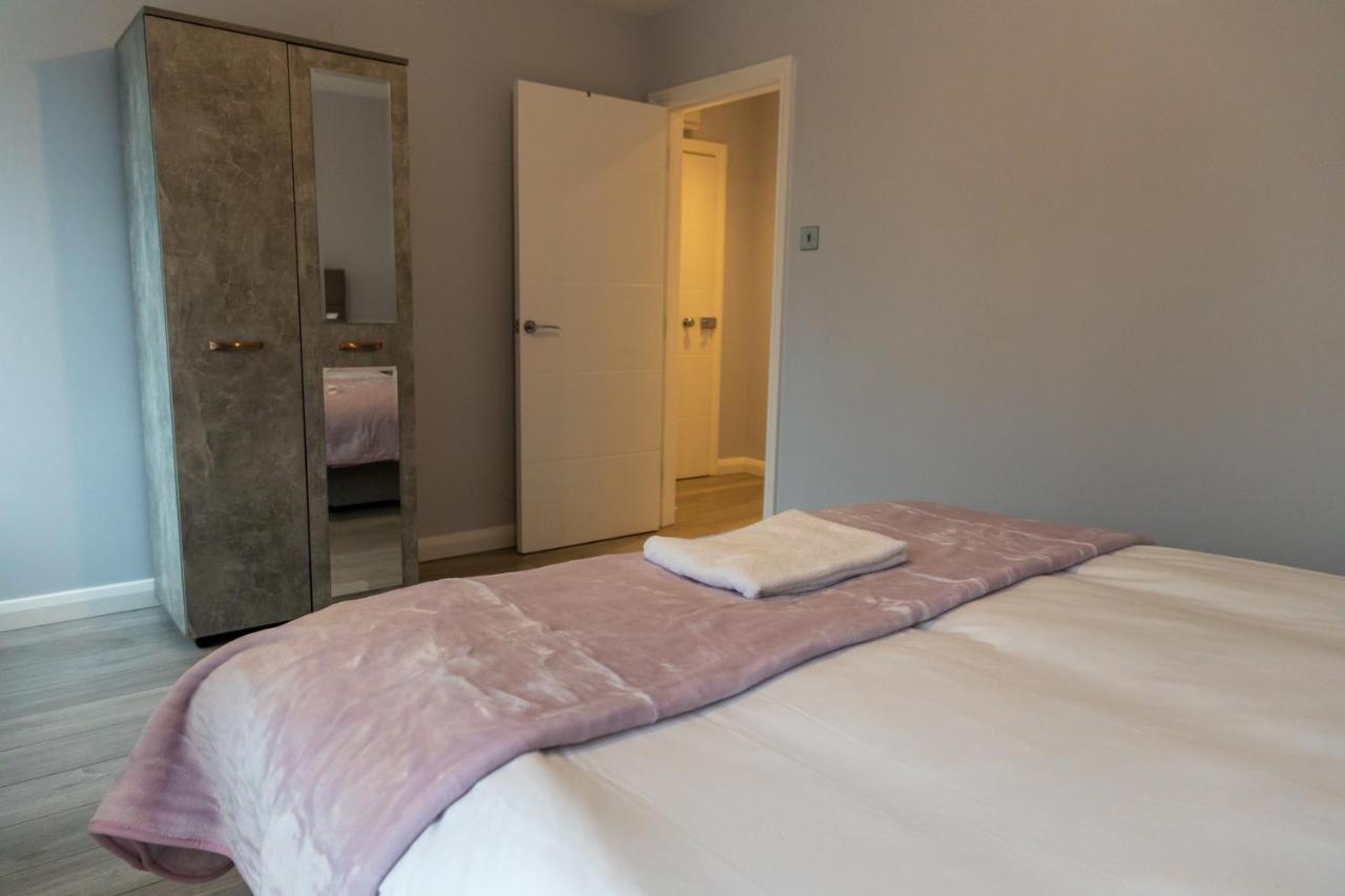 Cosy Flats Near Heathrow, Group Bookings Available With Parking Space Hounslow Esterno foto