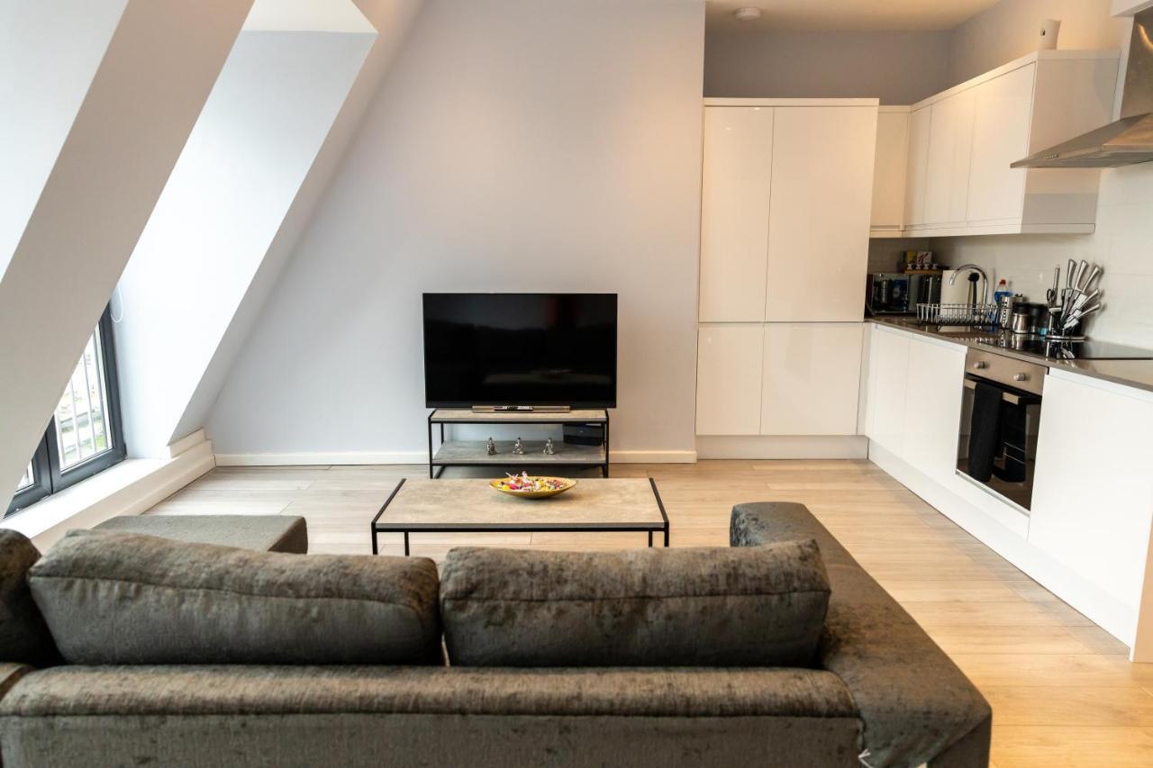 Cosy Flats Near Heathrow, Group Bookings Available With Parking Space Hounslow Esterno foto