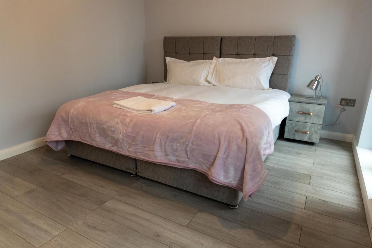 Cosy Flats Near Heathrow, Group Bookings Available With Parking Space Hounslow Esterno foto
