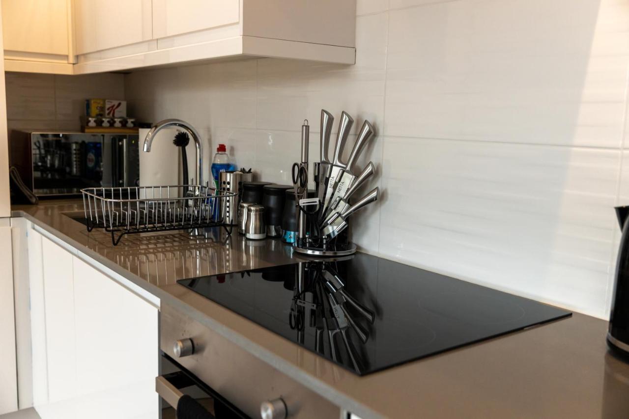 Cosy Flats Near Heathrow, Group Bookings Available With Parking Space Hounslow Esterno foto