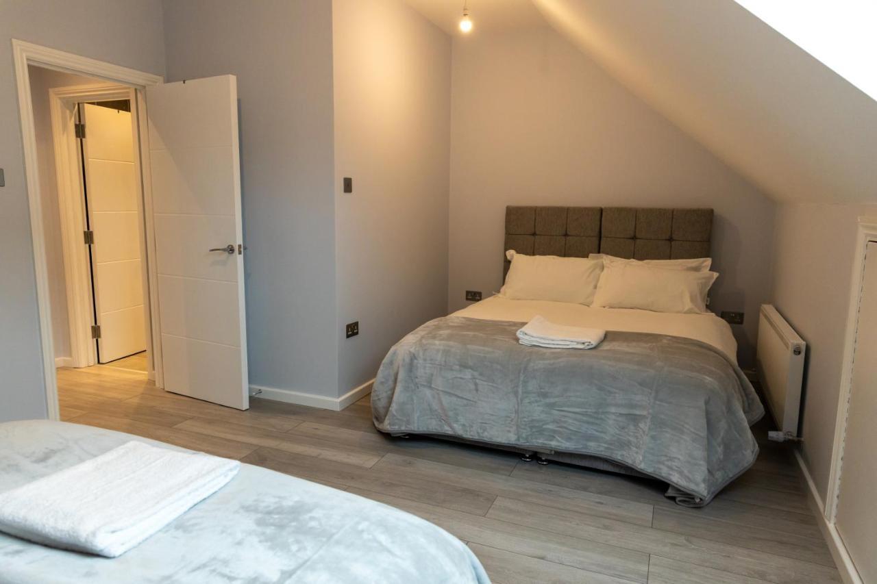 Cosy Flats Near Heathrow, Group Bookings Available With Parking Space Hounslow Esterno foto